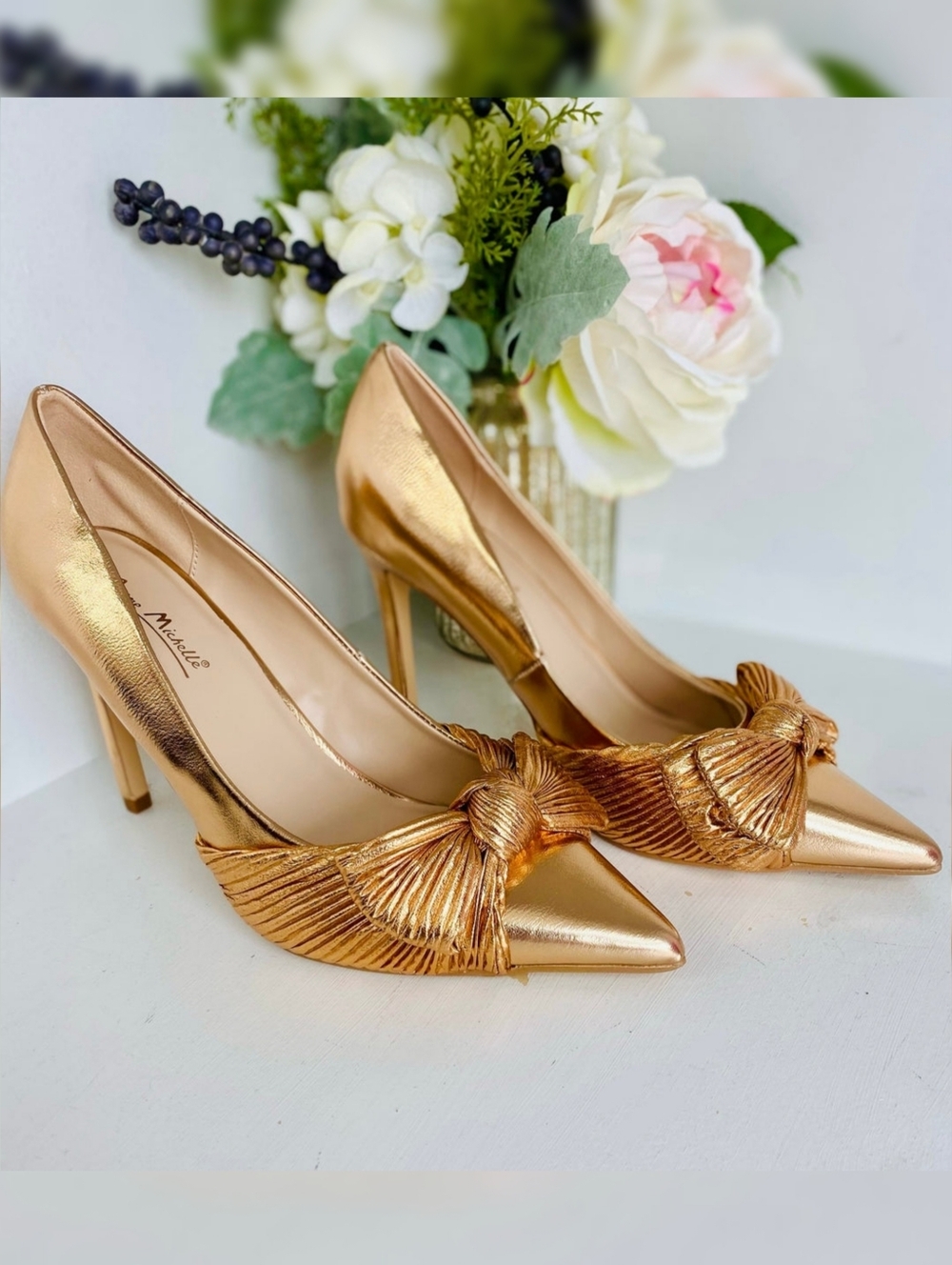 ANNE MICHELLE | Classic Gold Bow Heels - Picture 2 of 5